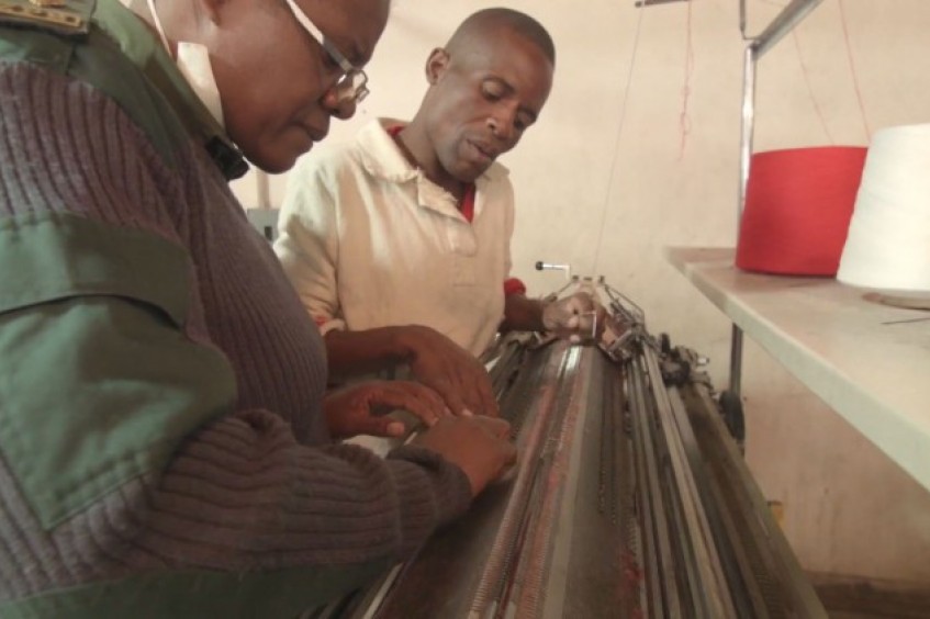 Zimbábue: presidiários combatem o frio costurando seus próprios agasalhos