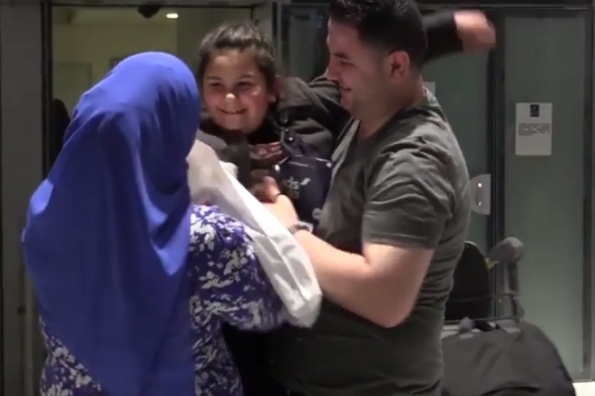 De Gaza a Paris: menina revê a família após três anos