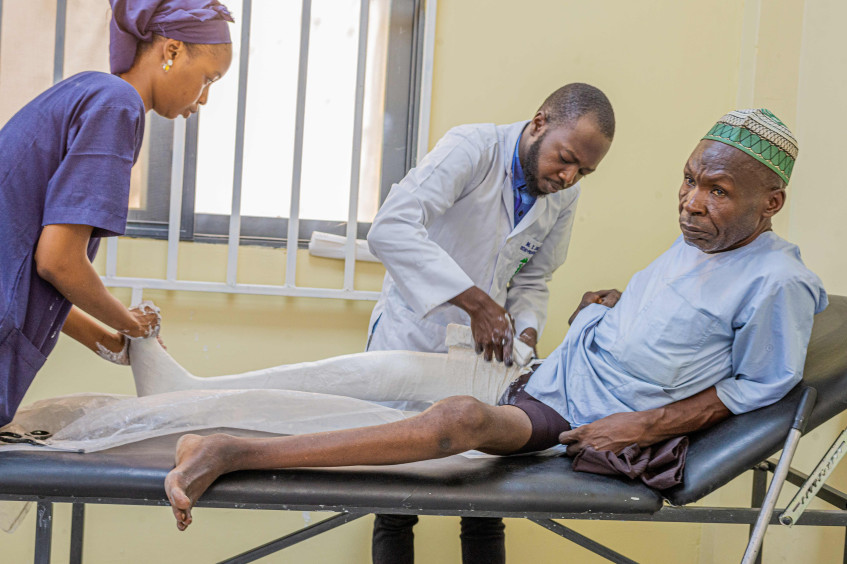 El primer bono de impacto humanitario lleva servicios de rehabilitación física a comunidades afectadas por conflictos