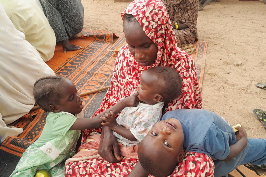 Судан: десятки тысяч человек спасаются бегством в другие страны, осложняя гуманитарную ситуацию