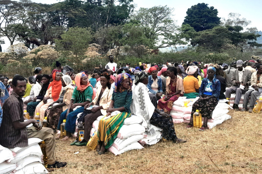 Ethiopia: People affected by conflict in Anfilo, Oromia region receive assistance. 