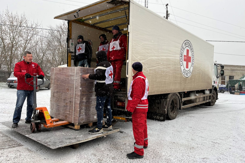 أوكرانيا: آلاف العائلات بالقرب من خطوط المواجهة تتلقى مواد تدفئة لتقيهم من البرد القارس
