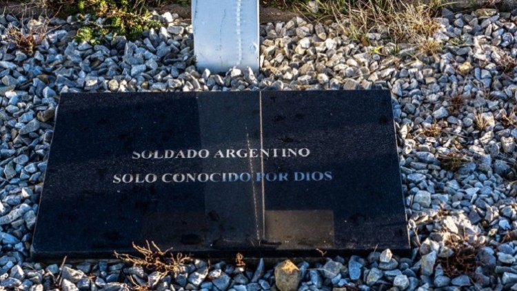 Ilhas Falkland/Malvinas: trabalho do CICV para identificar os soldados argentinos sepultados no cemitério de Darwin continua como previsto