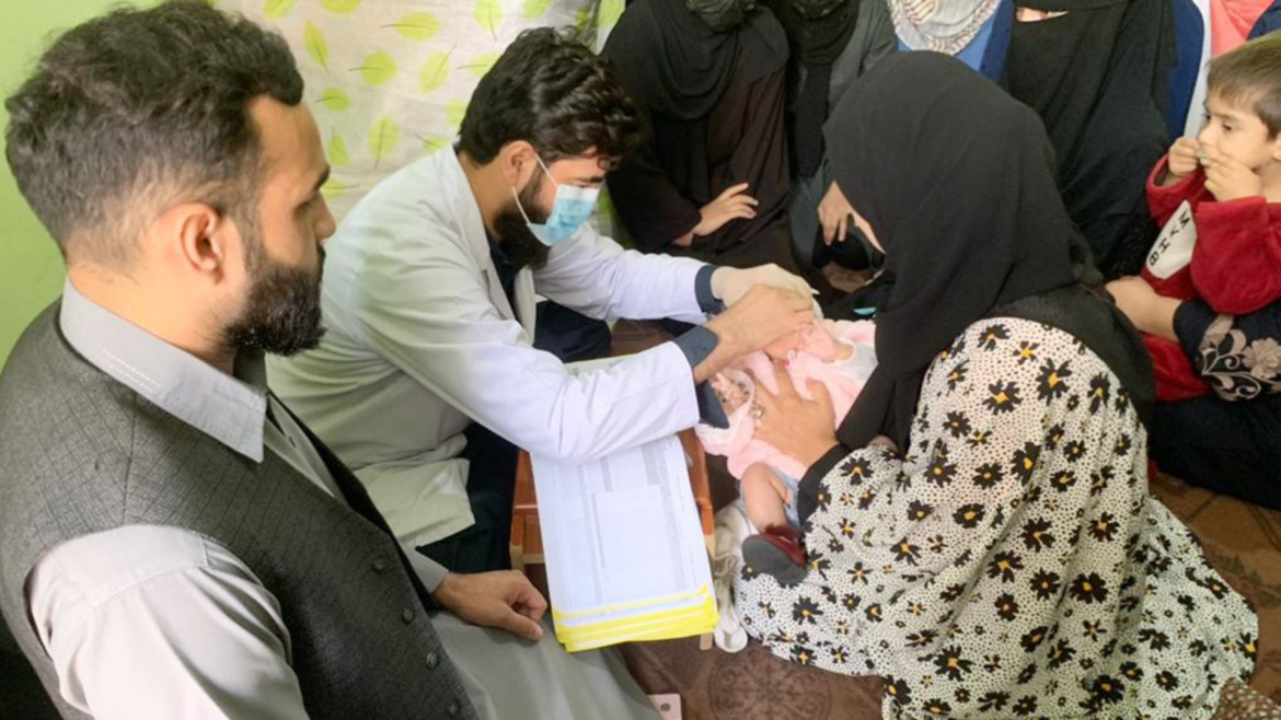 对于阿富汗各地的社区来说，获得医疗服务仍然是一大难题。