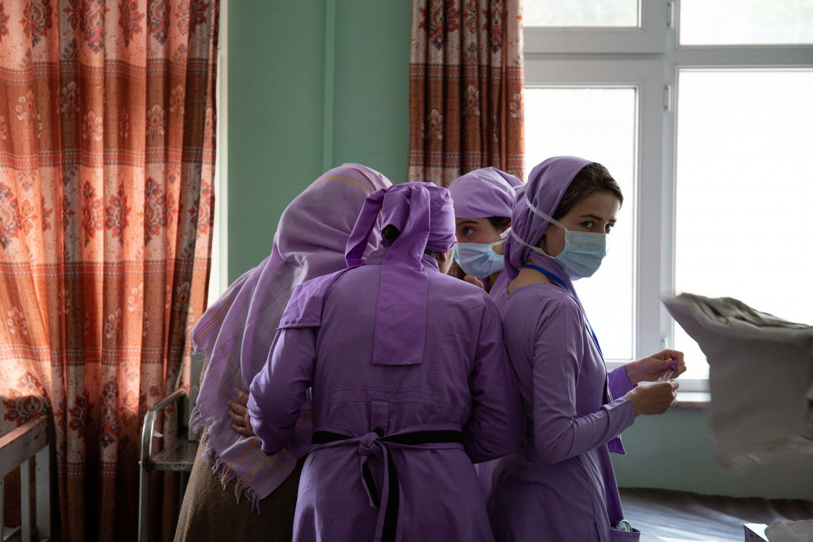 Afganistán: Parteras practicantes preparan la sala de partos para la primera paciente del día, en el hospital regional Mirwais en Kandahar, Afganistán.