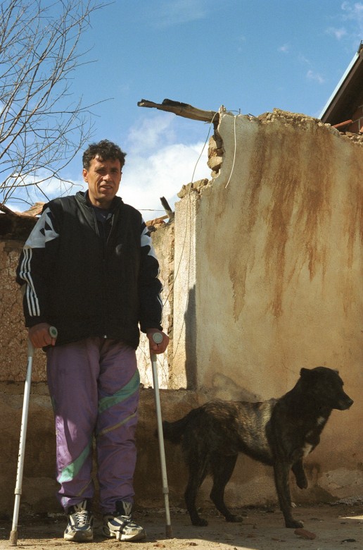 Местный житель и его пес, пострадавшие от мин. 