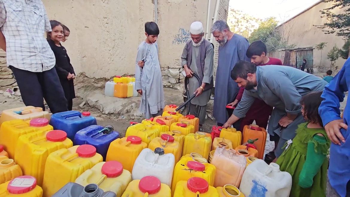 由于人口增长和对饮用水的需求不断增加，阿富汗的城市正面临着严重的用水危机。
