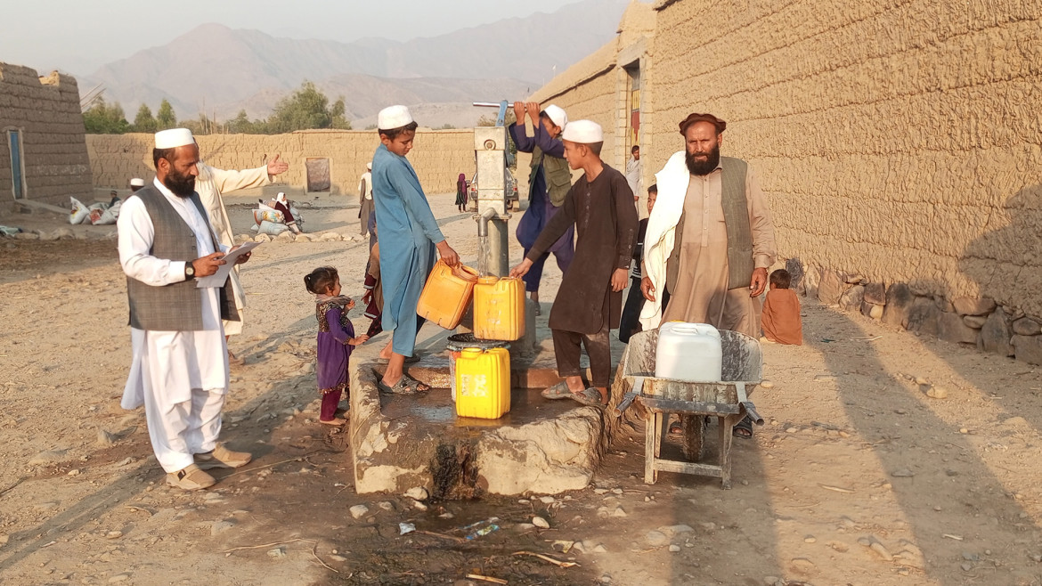 红十字国际委员会在阿富汗与社区和服务提供机构合作，通过改善安全饮用水的获取来满足人们的需求。