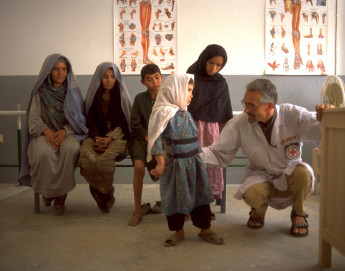 Reabilitação física no Afeganistão: em 30 anos, quase 178 mil pessoas foram assistidas