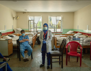 أفغانستان: الملايين معرضون للخطر بسبب تصاعد العنف ضد الرعاية الصحية في خضم تفشي جائحة كوفيد-19