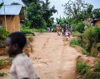 RD Congo : communautés d’accueil et déplacés peinent à accéder aux services essentiels au Nord-Kivu
