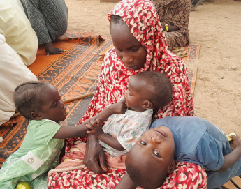 Soudan : des dizaines de milliers de personnes affluent dans les pays voisins, compliquant la situation humanitaire dans la région