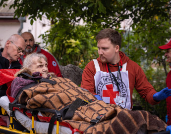 Conflito armado internacional entre Rússia e Ucrânia: a resposta da Cruz Vermelha e do Crescente Vermelho um ano depois