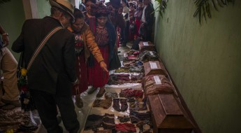 Guatemala: familias de desaparecidos encuentran respuestas en sus pertenencias