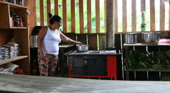 Estufas ahorradoras de leña, un apoyo para comunidad colombiana