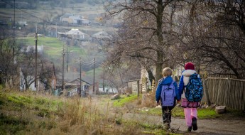 Украина: помогаем детям, живущим у линии соприкосновения, избежать опасностей конфликта