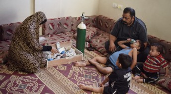 加沙：一位母亲带着三个患病的孩子艰难求生