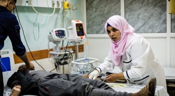 في غزة تدفق للجرحى، والمستشفيات تعمل رغم كل الصعاب