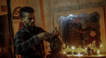 Un peluquero a la luz de las velas: Gaza en fotos