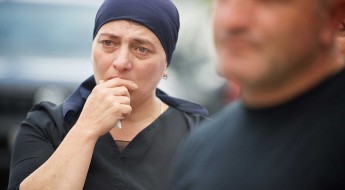 格鲁吉亚：家属收到失踪亲属遗体时悲喜交加
