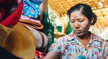 缅甸：一位面对恐惧勇往直前的母亲