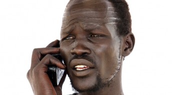 صور جنوب السودان: لديك ثلاث دقائق فقط على الهاتف، بمن ستتصل؟