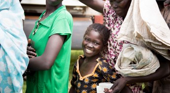 Alimentos e sementes põem um sorriso nos rostos de crianças do Sudão do Sul