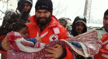黎巴嫩：红十字救助山区中被大雪困住的叙利亚家庭