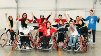 Con gran valor y tenacidad, basquetbolistas afganas en silla de ruedas van por el objetivo