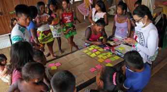 Colômbia: água e salas de aula para comunidades indígenas de Chocó em zonas de conflito