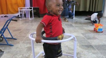 Sudão: crianças que nascem com deficiência recebem tratamento