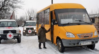 Украина: жителей прифронтовых сел возят бесплатные автобусы МККК