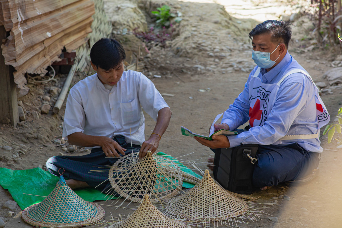 Aung Saw Tun makes and sells traditional hats for a living through cash assistance from the ICRC © Thang Khan Sian Khai / ICRC