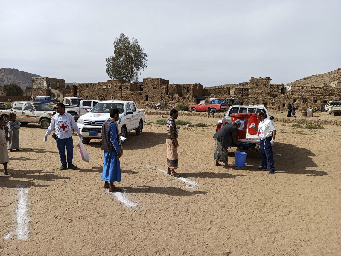 Sa'ada province, As-Safra district, Dammaj. People wash their hands before an ICRC food distribution to 1,300 displaced families. Saif ALOLIBY/ICRC