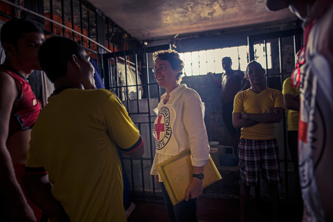 Panama City, La Joya prison. An ICRC delegates talks with detainees to assess their living conditions. Brenda Islas/ICRC