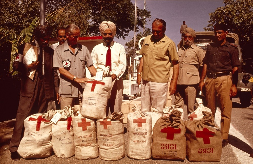 After the 1971 war, the ICRC, with the help of the Pakistan Red Cross Society, visits and registers 90,000 Pakistani prisoners of war being held in Indian camps and forwards more than one million Red Cross messages containing brief family news. CC BY-NC-ND / ICRC