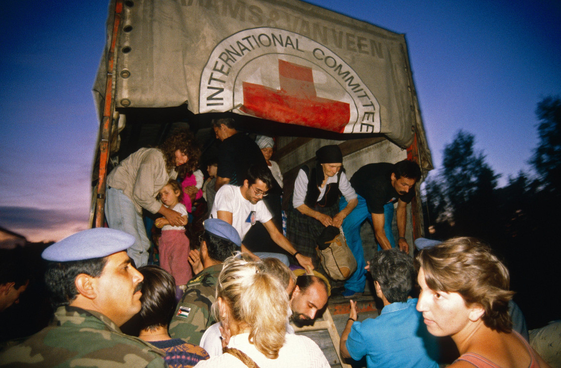 Босния и Герцеговина, 1993 г. Эвакуация гражданских лиц из Травника. Photo Ana Feric/ICRC
