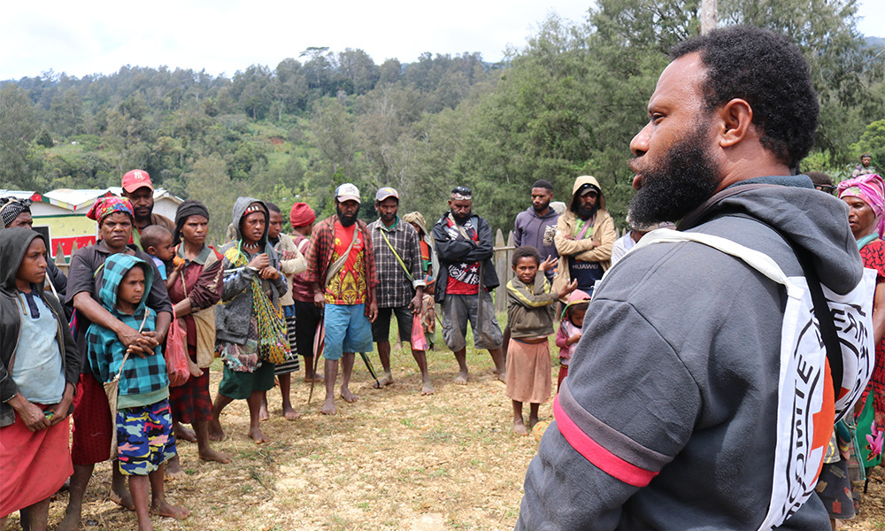 ICRC field officer Ronson Suya speaking to families affected by tribal violence in Hela Province, Papua New Guinea. ICRC/Samuel Bariasi