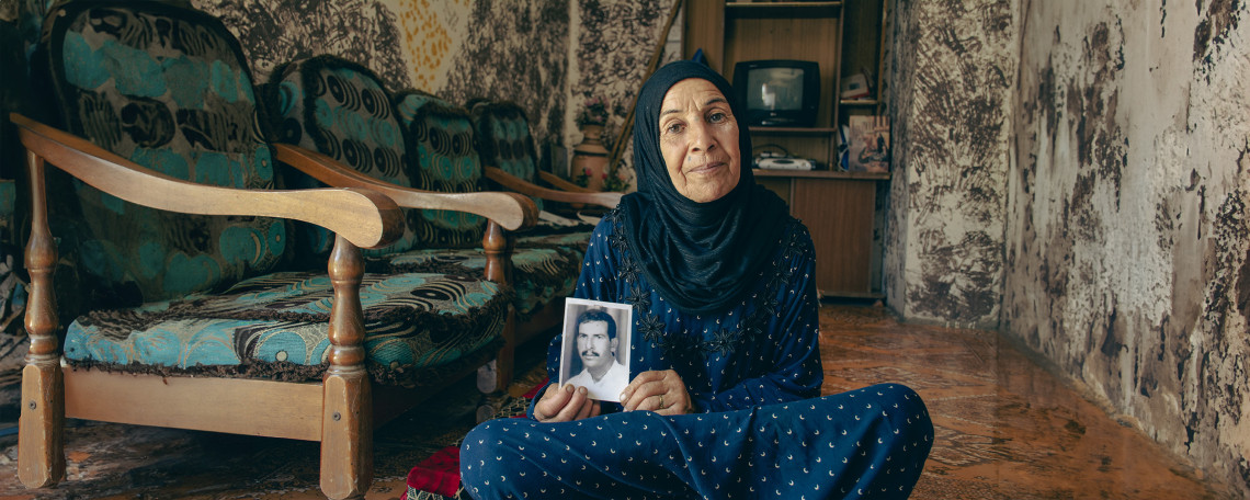 Хамда держит фотографию ее пропавшего мужа. Layla Mirzah/ICRC