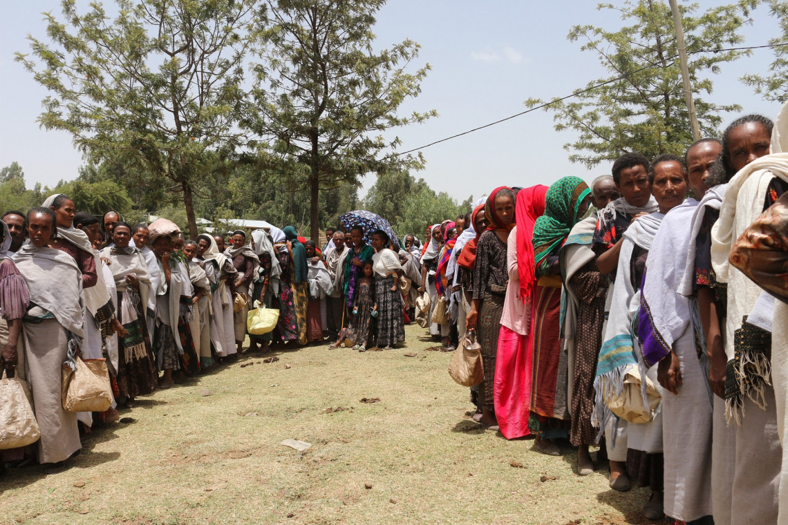 2022年6月，埃塞俄比亚，阿姆哈拉州，北沃洛，科博的居民在红十字会的种子和现金派发活动中排队。