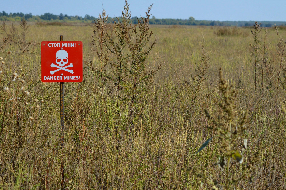 Опытное около Донецка. Знак, установленный МККК, предупреждает о минной опасности. / Photographer : MATEVOSIAN, Karine / Copyright : ICRC