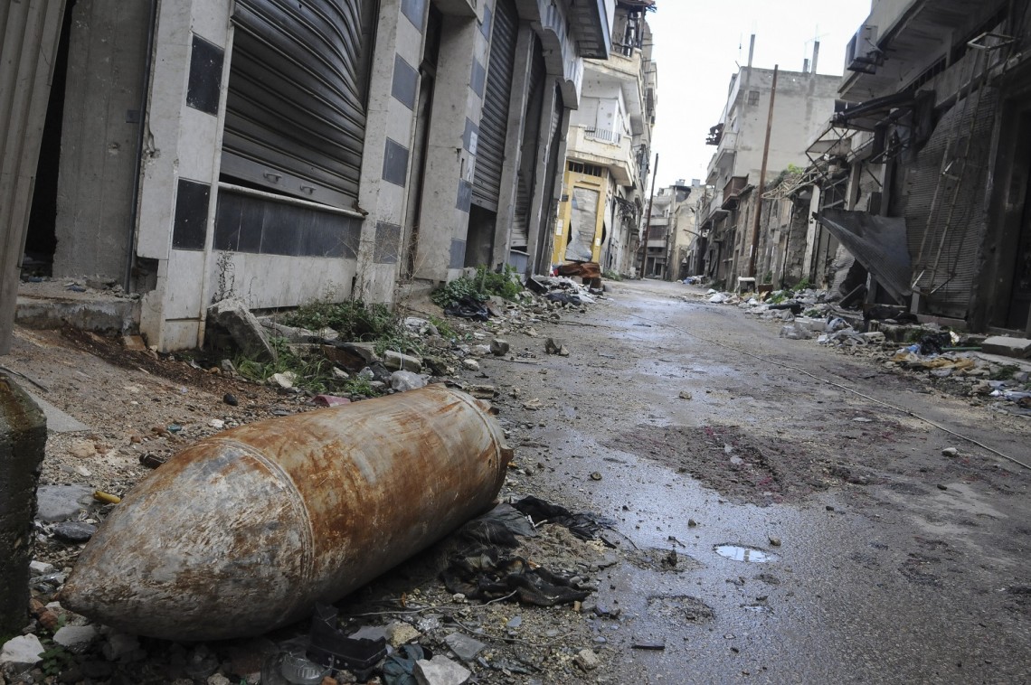 2015年，叙利亚，霍姆斯，街头的未爆炸弹药。ANTHONY VOETEN TEUN/ICRC
