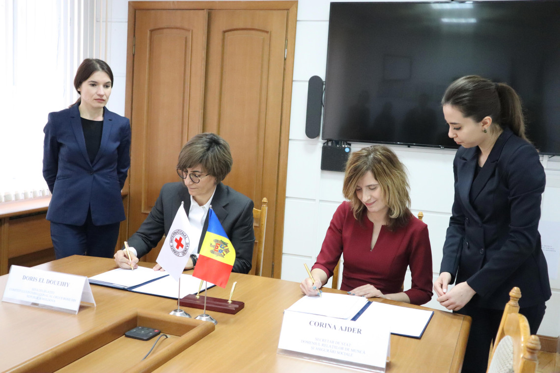 Corina Ajder, State Secretary, Ministry of Labor and Social Protection and Doris El Doueihy, Head of Delegation, ICRC, Moldova signing the agreement. ICRC 