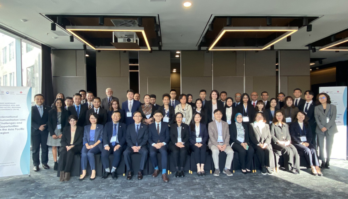 Group photo of participants of the “2023 Northeast, Southeast Asia and the Pacific Regional Conference on International Humanitarian Law” held at the Courtyard by Marriott Seoul Namdaemun on the morning of the 8th.