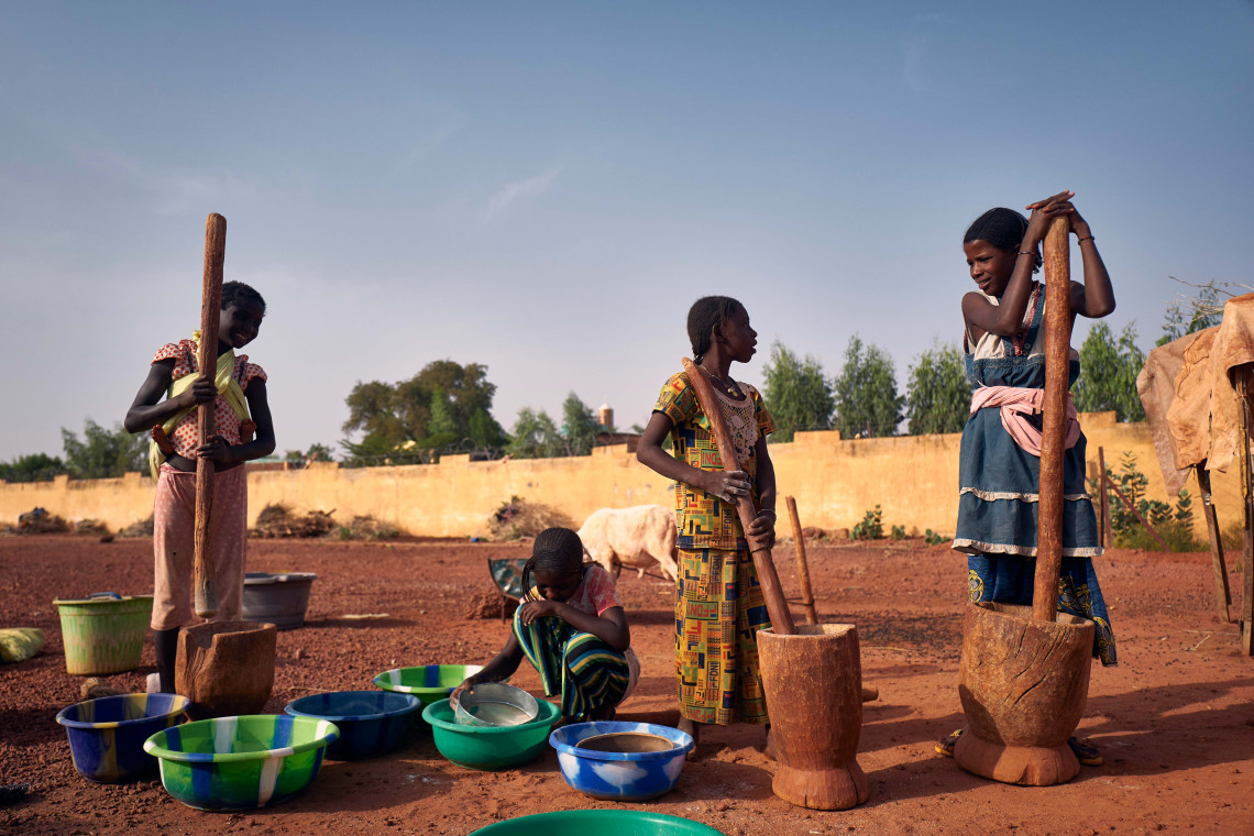 Region Mopti, Sévaré, Lager für Binnenflüchtlinge. Junge Mädchen zerstampfen Hirse. Fotograf : CATTANI, Michele Copyright : IKRK