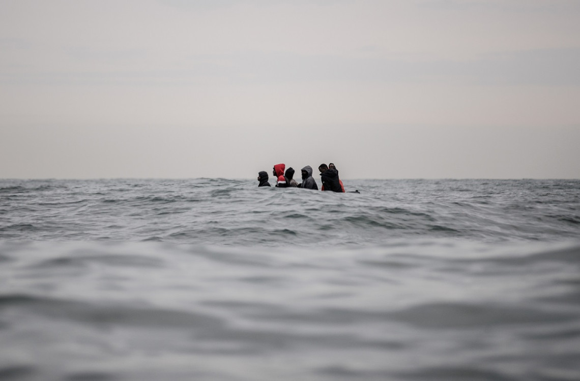 Des migrants à bord d’un bateau naviguant dans des eaux agitées entre Sangatte et le cap Blanc-Nez, dans la Manche, alors qu’ils tentent de franchir la frontière maritime entre la France et le Royaume-Uni. 27 août 2020. Sameer-Al-Doumy