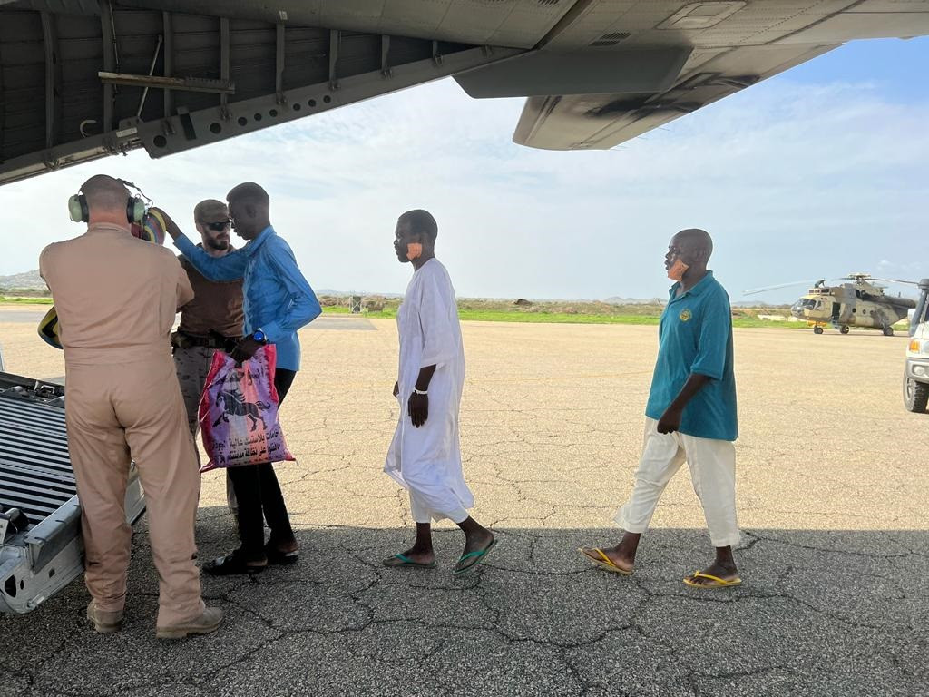 Пациенты совершают посадку в самолет для эвакуации,11/07/2023 Copyright ICRC 