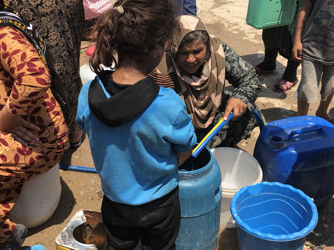 在哈塞克，排队打水是一个常见场景，也是儿童的一项日常任务。Natalie Bekdache/ICRC