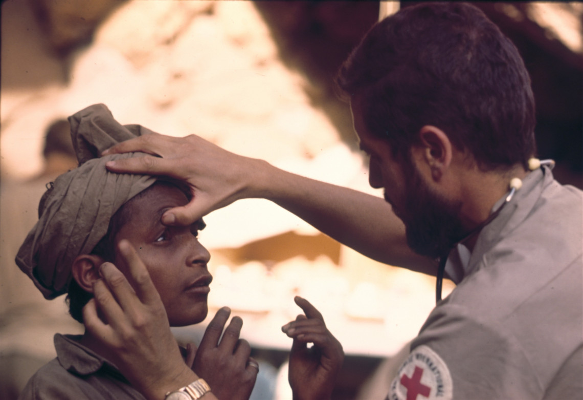 Udq, field hospital behind the front line. Patient examined by ICRC doctor. J. Mohr / ICRC