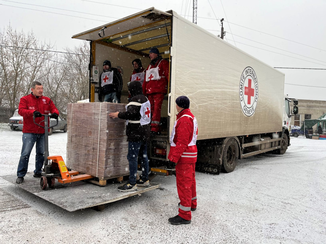 Ukraine: Thousands of families near the frontline receive heating materials to protect against harsh winter conditions - copyright/ICRC (in Lyman)